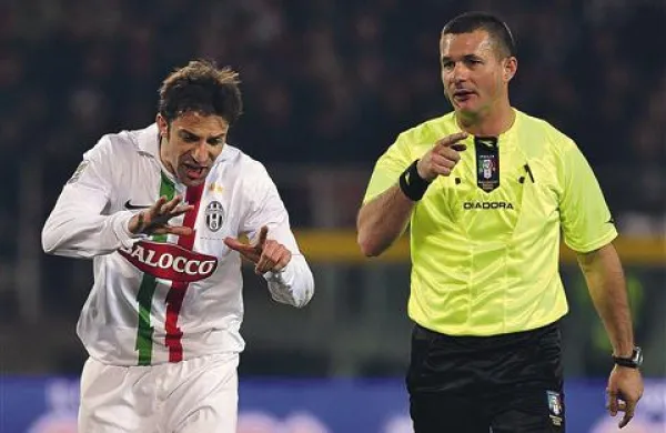 Juventus je v krizi in tako  je nekoliko živčen tudi Alex Del Piero (levo), še bolj pa najbrž njegov trener Luigi Del Neri, ki bo verjetno zamenjan. 