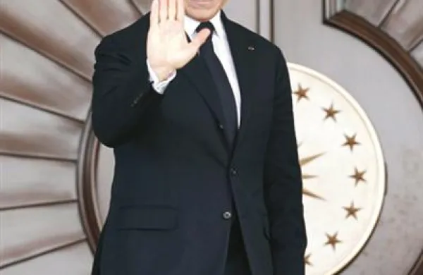 Francoski predsednik Nicolas Sarkozy je z žvečenjem žvečilnega gumija ob uradnem prihodu v Turčijo  užalil župana Ankare.