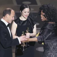 Oprah je izročila oskarja za najboljši dokumentarni film “Inside Job” Charlesu Fergusonu in Audrey Marrs.