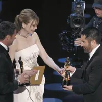 Hugh Jackman in Nicole Kidman sta  Trentu Reznorju izročila oskarja za glasbo, ki jo je ustvaril za film “Social Network”.