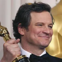 Colin Firth z oskarjem za najboljšo glavno moško vlogo v filmu Kraljev govor, ki je pobral vsega štiri kipce.