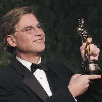  Aaron Sorkin je izgubil tekmo za režiserskega oskarja, lahko pa se je tolažil z nagrado za priredbo scenarija za film Socialno omrežje, na osnovi knjige Bena Mezricha Naključna milijonarja.
