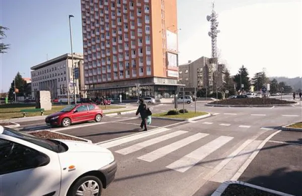 Krožišče ob nebotičniku odpira polemike.