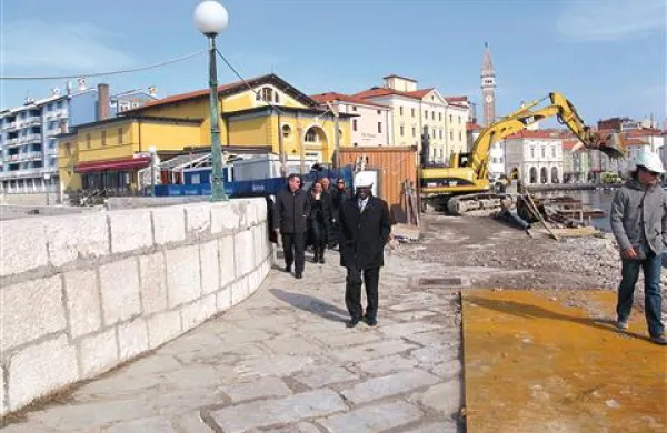 Peter Bossman se je včeraj sprehodil po gradbišču, nedaleč od svoje županske pisarne