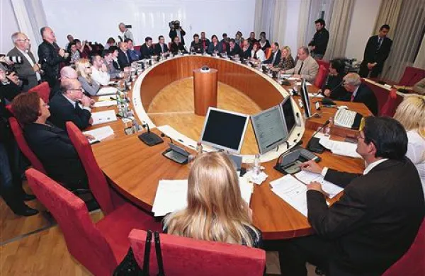 Izolski občinski svet v  zasedbi, v kateri se je prvič sestal lani za martinovo, ni zdržal niti pregovornih sto dni.