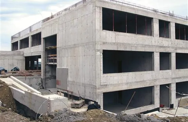 V Makro 5 zanikajo informacije, da se njihovi delavci ne bodo več vrnili na gradbišče šole v Sv. Antonu. 