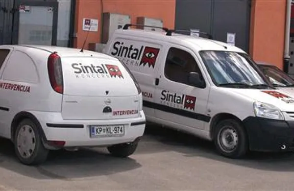 Namesto, da bi varnostniki denar varovali, so jim ga enkrat ukradli iz avta, drugič pa kar iz sefa na sedežu podjetja.