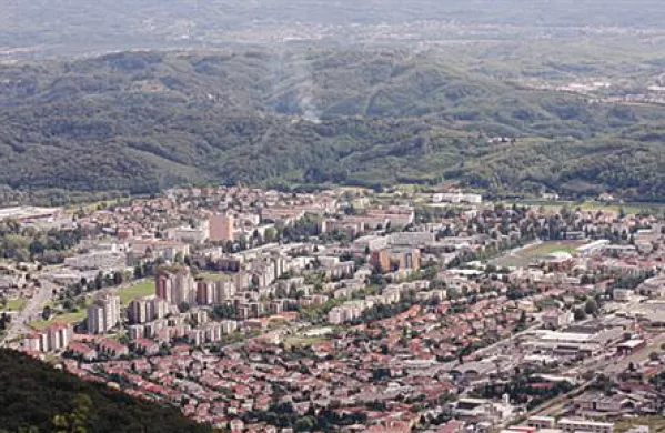 Z nožem zagrozila prodajalcu
