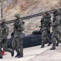 Južnokorejski vojaki so z ameriškimi kolegi začeli z obsežnimi vajami. 
