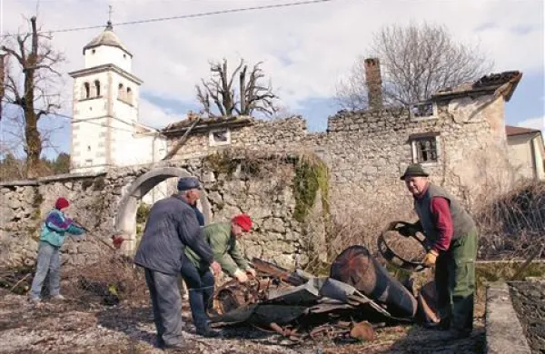 Skupina Golčanov je prejšnji  konec tedna očistila propadajoči kompleks župnišča ob cerkvi