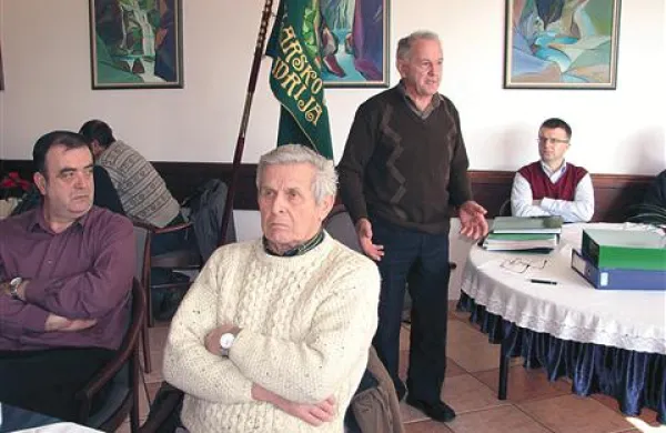 Alojz Rupnik (stoji) že 21. leto na čelu čebelarskega društva 