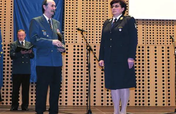 Poveljnik CZ Miran Bogataj ob podelitvi kipca Marinki Cempre Turk