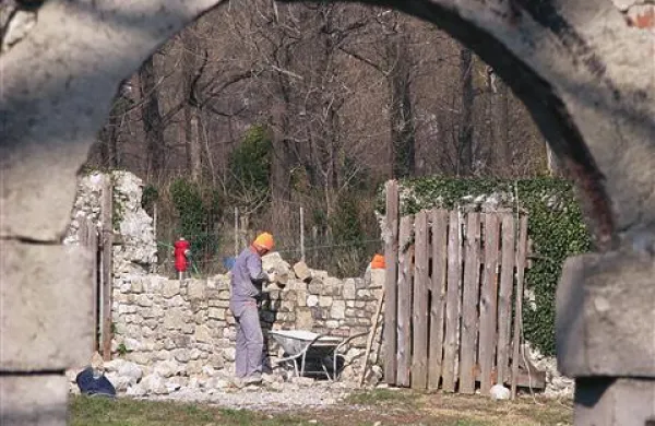 Grajski zid je ajdovska občina ukazala sezidati tik pred koncem sojenja