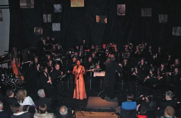 Pihalni orkester Komen z gostjo, mezzosopranistko   Ireno Yebuah Tiran 