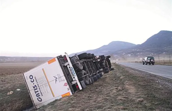 Prevrnjen tovornjak na relaciji Šmihel-Tri hiše