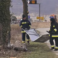 Burja po&scaron;kodovala 49 objektov in 37 vozil, na Krasu so (bili) brez elektrike
