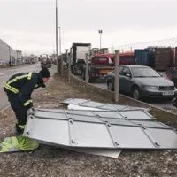 V bližini Supernove je burja poškodovala reklamni pano.