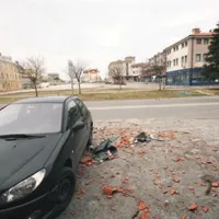 ...strešni korci pa so poškodovali vozila, parkirana v okolici.