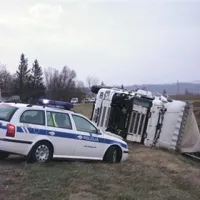 Prevrnjen tovornjak pri Šmihelu