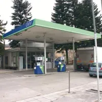 Zunaj naj bi nepridiprava čakal še tretji pajdaš.