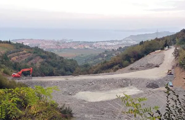 Na Darsu trdijo, da občini niso dolžni  plačati za že opravljene prevoze materiala na deponijo Šared (na fotografiji). V izolski občini pa družbi Alpine Bau še niso izdali odločbe  za čezmerno uporabo občinskih cest.  