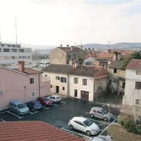 Območje med Božičevo in Tovarniško ulico je dobilo povsem novo podobo in prepotrebna parkirišča za tamkajšnje stanovalce 