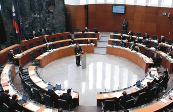 Predsednik vlade Borut Pahor je na današnji seji DZ predstavil prioritete vlade do konca mandata.