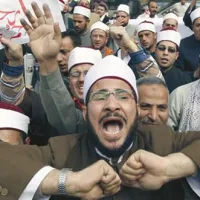 Včeraj so v Kairu  protestirali imami, ki od ministrstva za religiozne zadeve zahtevajo, naj islam postane glavi vir zakonov, zahtevali pa so tudi odstranitev sil državnega aparata in dvig javnih plač. 
