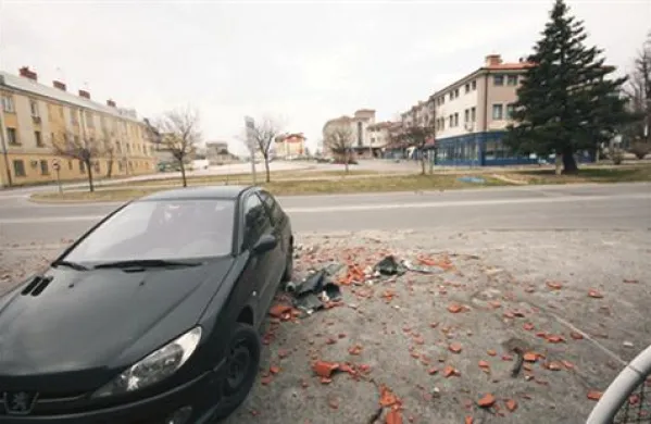 Zavarovalnice so prejele največ prijav zaradi škode na avtomobilih ter na strehah hiš.