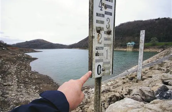 Tako znižana gladina jezera kmetom ne omogočal učinkovitega namakanja in tudi oroševanja 