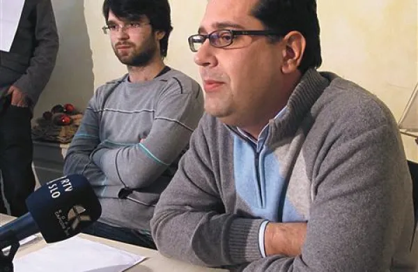Željko Urumović (levo, ob njem je Aleš Bržan) se ne namerava predati. “Če s pritožbo ne bomo uspeli, bomo sklicali skupščino vseh študentskih zborov,” napoveduje. 