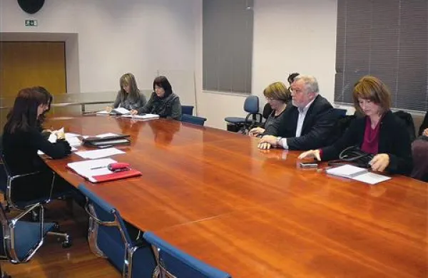 Odpiranja ponudb so se udeležili (z desne) predstavnica Grafista Irena Pečnik ter Emil Grižon in Danica Surina iz podjetja Finali Trading. Najvišjo ponudbo za vsa tri zemljišča je oddal podjetnik Elvis Koščica, ki pa ni prišel pred komisijo.