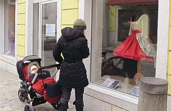 Kreacije so že na ogled v izložbah na križišču Čevljarske in Župančičeve ulice ter na Prešernovem trgu v Kopru.