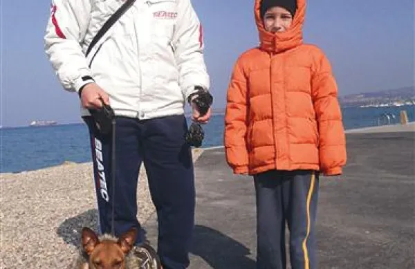 Arian in Erik Rapuš vestno pobirata kakce njunega pinča Pupe