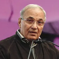 Premier prehodne egiptovske vlade Ahmed Šafik je odstopil. 