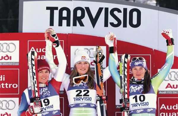 Tako se je pred dvema letoma Tina Maze (desno, ob tudi letos šampionski Američanki Lindsey Vonn)  v Trbižu veselila brona v superveleslalomu; ta  bo na sporedu v nedeljo