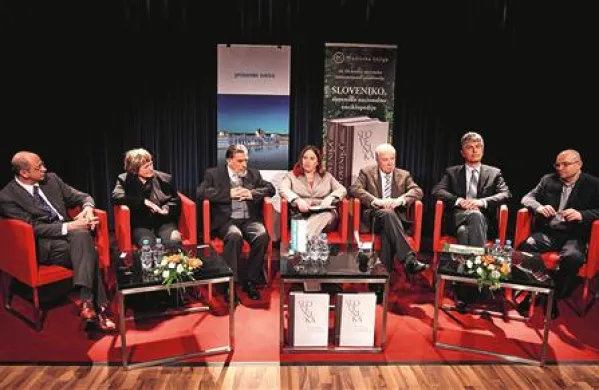 Na okrogli mizi so sodelovali (z leve) Boris Peric, Milena Bučar Miklavčič, Ciril Zlobec,  voditeljica večera Vesna Humar, Bruno Korelič,  dr. Miran Košuta in dr. Stefano Lusa.
