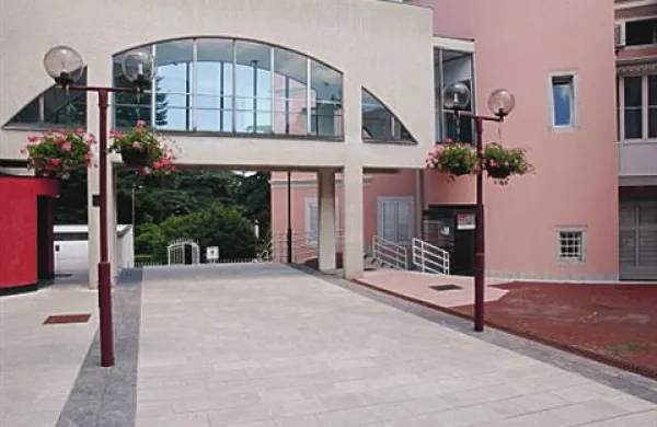 Pritličje stare občinske stavbe v Sežani je preurejeno v Informacijski center Krasa.