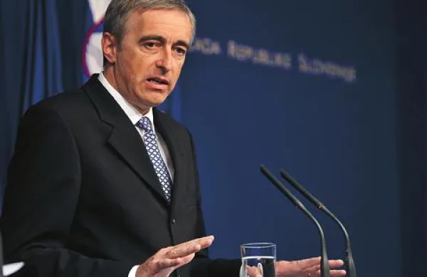 Za omejitev prodaje nepremičnin tujcem bi morali biti izkazani zelo konkretni razlogi, predvsem velike motnje na nepremičninskem trgu, ki se odražajo v gospodarskem sektorju države, je o možnosti za zaščitno klavzulo včeraj dejal minister za pravosodje Aleš Zalar.