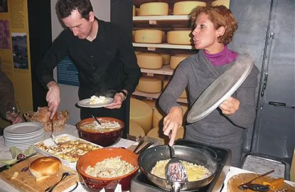  Frika, polenta s skuto, salama in ocvirkovca imajo okus in dišijo po   slovensko