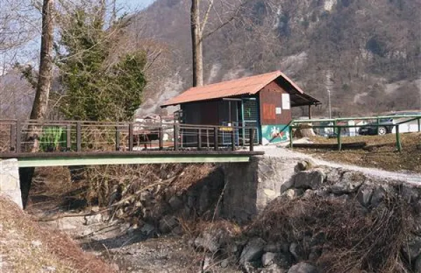 Baraka in dva zabojnika, to so prostori,  ki jih imajo na voljo svetovno uspešni kajakaši