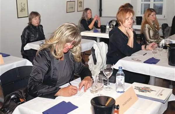 Utrinek z lanskega ocenjevanja. V ospredju je Ingrid Mahnič, predsednica Društva vinarjev slovenske Istre.