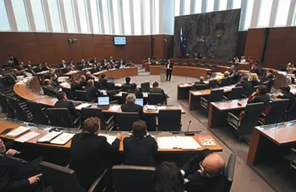 Poslanci so danes sprejeli paket zakonov, s katerimi želijo ublažiti plačilno nedisciplino v slovenskem gospodarstvu.
