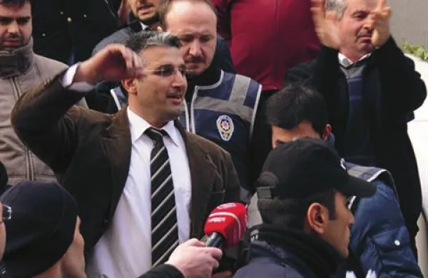 Turški novinar  Nedim Sener, eden od 11 novinarjev, katerih domovanja so preiskali policisti, zaradi suma sodelovanja pri poskusu rušenja vlade.   