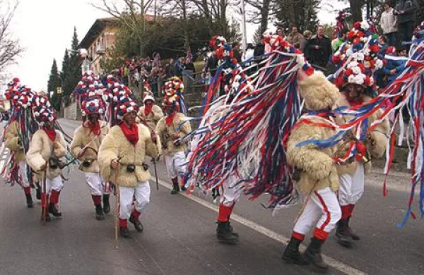  Ena od tradicionalnih pustnih šem so tudi škoromati.