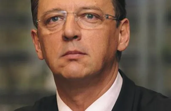 Nekdanji premier Anton Rop je na današnjem zaslišanju pred parlamentarno preiskovalno komisijo, ki se ukvarja z ozadjem afere Patria, dejal, da v času, ko je vodil vlado, pri njem nihče ni skušal lobirati za nakup patrij.  
