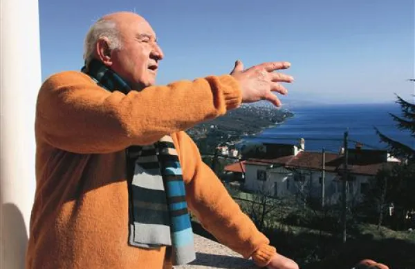 Anton Nanut na balkonu hiše v Pobrih nad Opatijo 