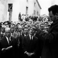 Leta 1964 na proslavi ob odkritju spominske plošče duhovniku in skladatelju Vinku Vodopivcu  v Ročinju, med   dirigiranjem Primorskemu akademskemu  zboru Vinko Vodopivec
