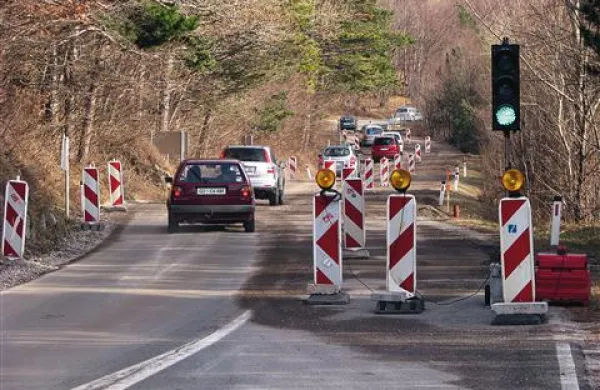 Ajdovci se bojijo, da temeljite sanacije poškodovanega odseka regionalne ceste med Ajdovščino in Colom še nekaj časa ne bo 