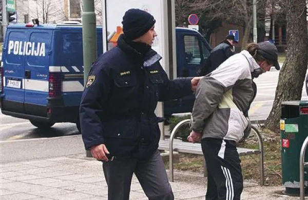 Na sodišče so policisti privedli trojico, ki naj bi bila domnevno vpletena v trgovino s prepovedanimi drogami 